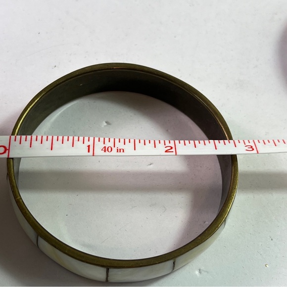 Vintage Brass Bangle with Mother Of Pearl Abalone Inlay Beachy Mermaid Coastal - Picture 4 of 5